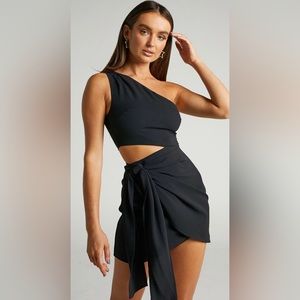 NWT RUNAWAY THE LABEL - ESTELLA DRESS IN BLACK FROM SHOWPO - Size M